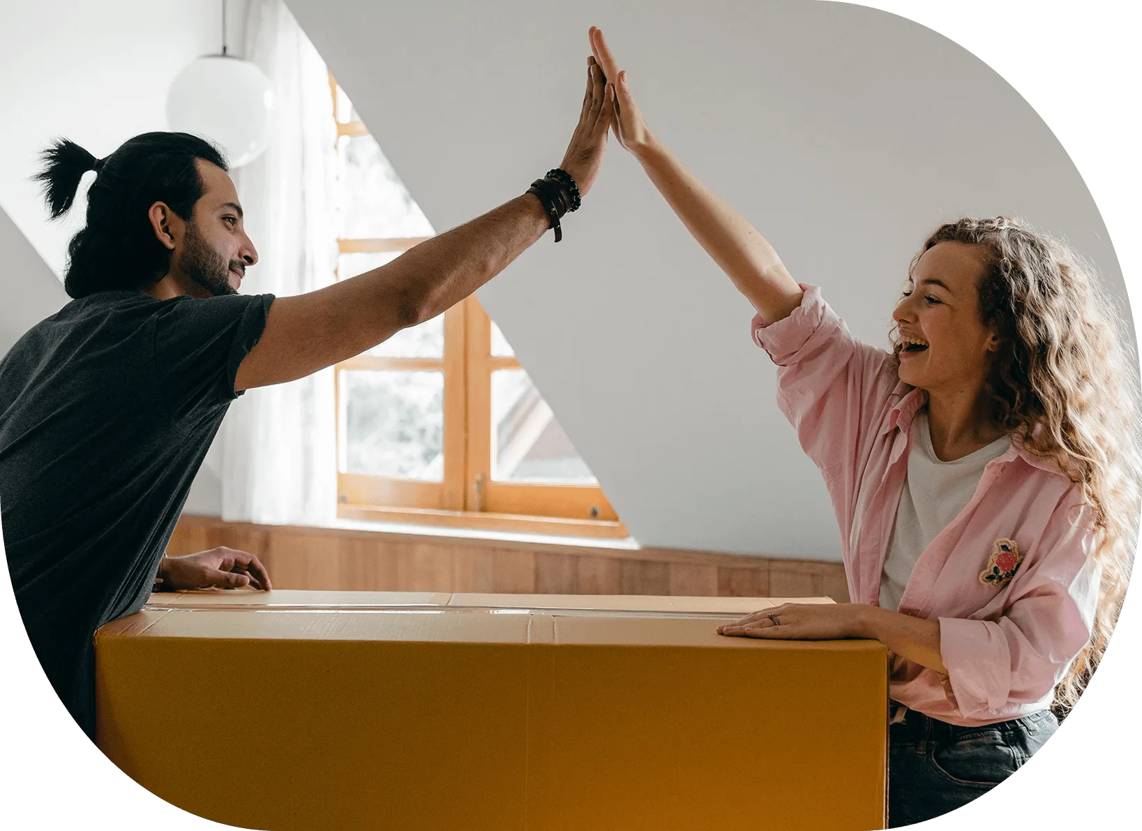 Pareja feliz en su nuevo hogar